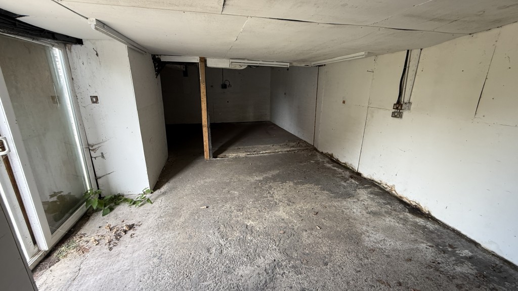 Lot: 130 - SUBSTANTIAL PERIOD PROPERTY WITH MULTIPLE BUILDINGS REQUIRING REFURBISHMENT - Internal image of The Forge